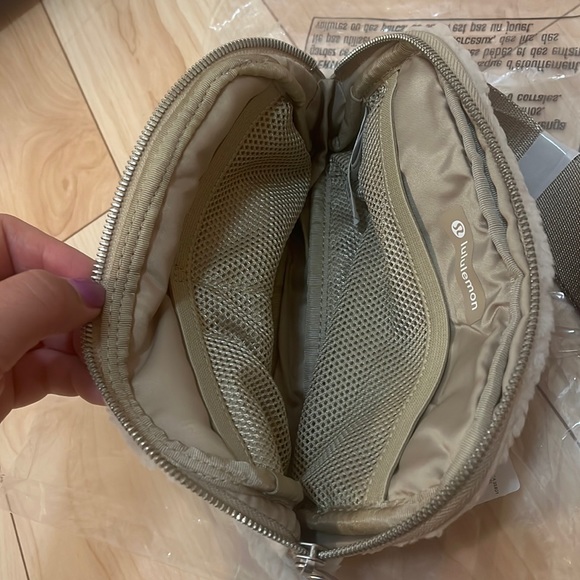 Lululemon everywhere belt bag fleece NWT light ivory - Picture 6 of 8